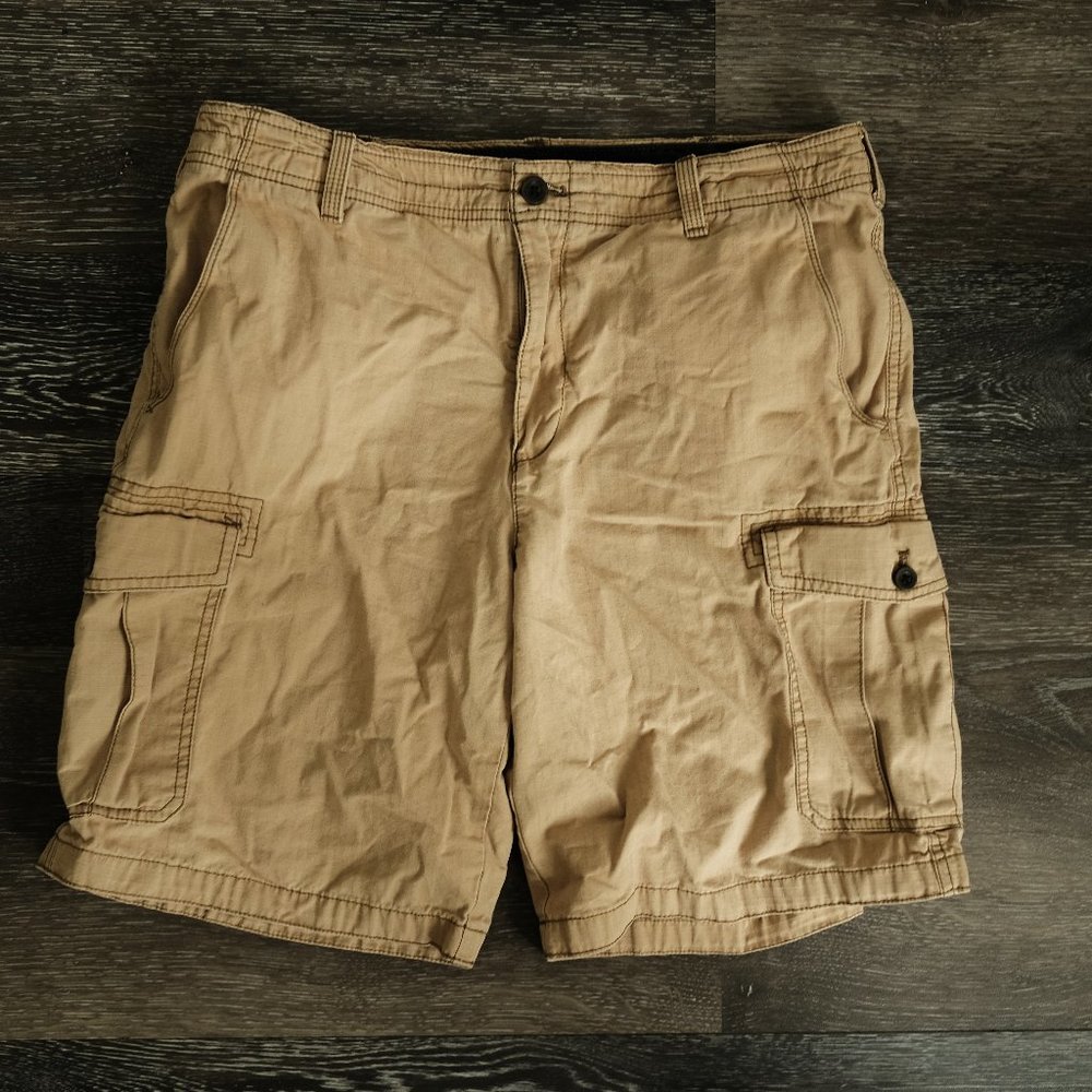 Izod Saltwater Cargo Khaki shorts